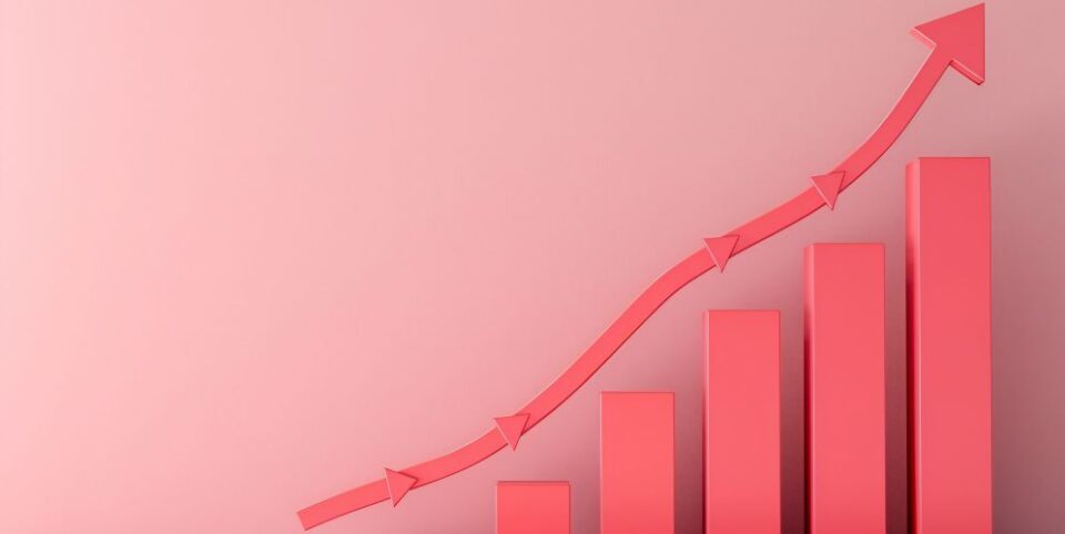 Steigender roter Balkendiagramm mit Pfeil, das Wachstum und Erfolg symbolisiert. Minimalistisches Design auf rosafarbenem Hintergrund.