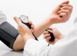 Arzt misst den Blutdruck eines Patienten