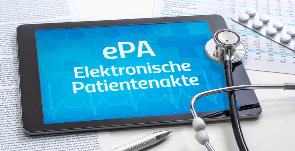 Tablet mit Anzeige der elektronischen Patientenakte und Stethoskop