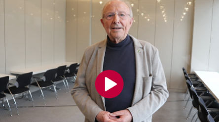 „Vorschaubild mit Dr. med. Michael Wojcinski, der in die Kamera lächelt. Im Hintergrund ist eine neutrale, professionelle Umgebung zu sehen.