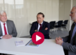 Vorschaubild mit San.-Rat. Dr. med. Armin Malter, Dr. Werner Harlfinger und Dr. Wolfram Malter. Alle drei sitzen nebeneinander an einem Tisch und blicken freundlich in die Kamera. Der Hintergrund ist neutral und professionell.