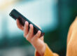 Hand haelt Smartphone fuer digitale Gesundheitsversorgung