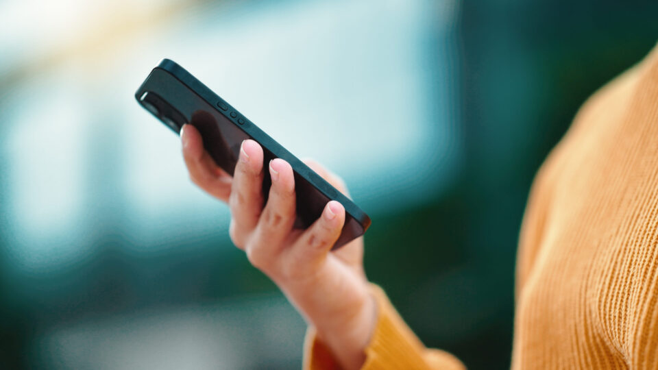 Hand haelt Smartphone fuer digitale Gesundheitsversorgung